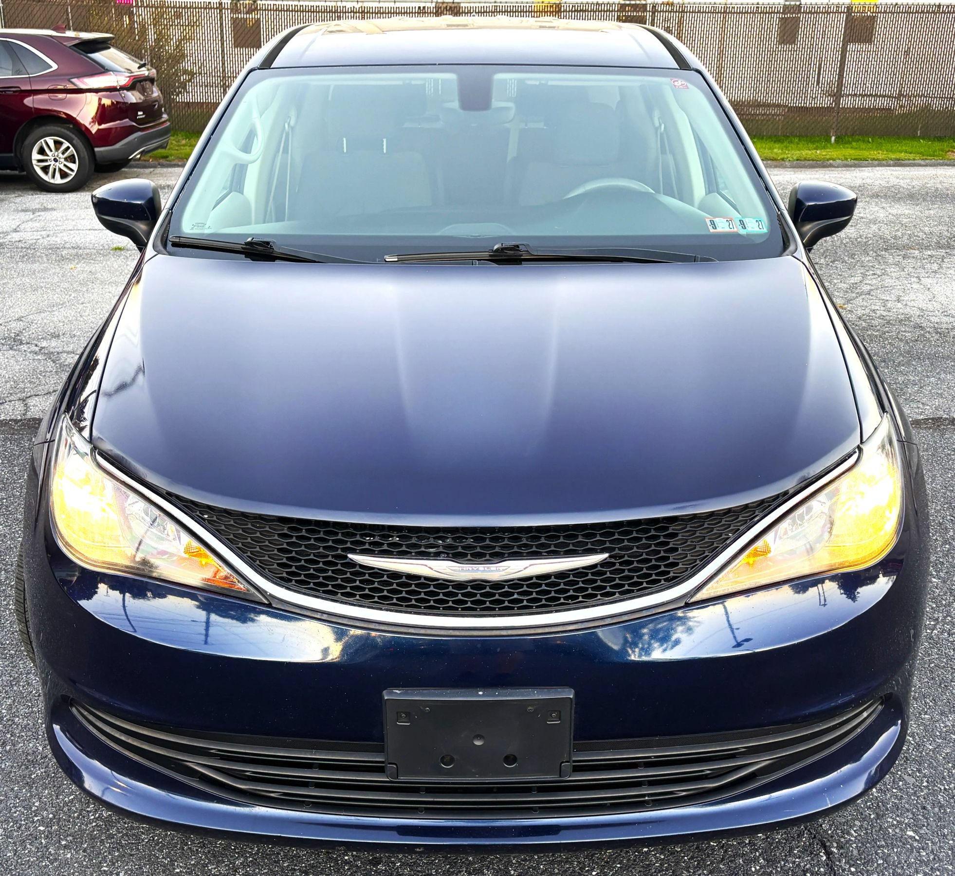 Used 2017 Chrysler Pacifica Touring FWD image 2