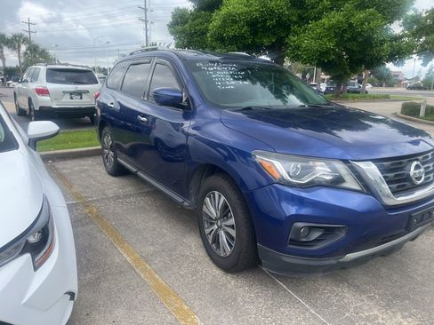 Used 2019 Nissan Pathfinder SL AWD/4WD image 2