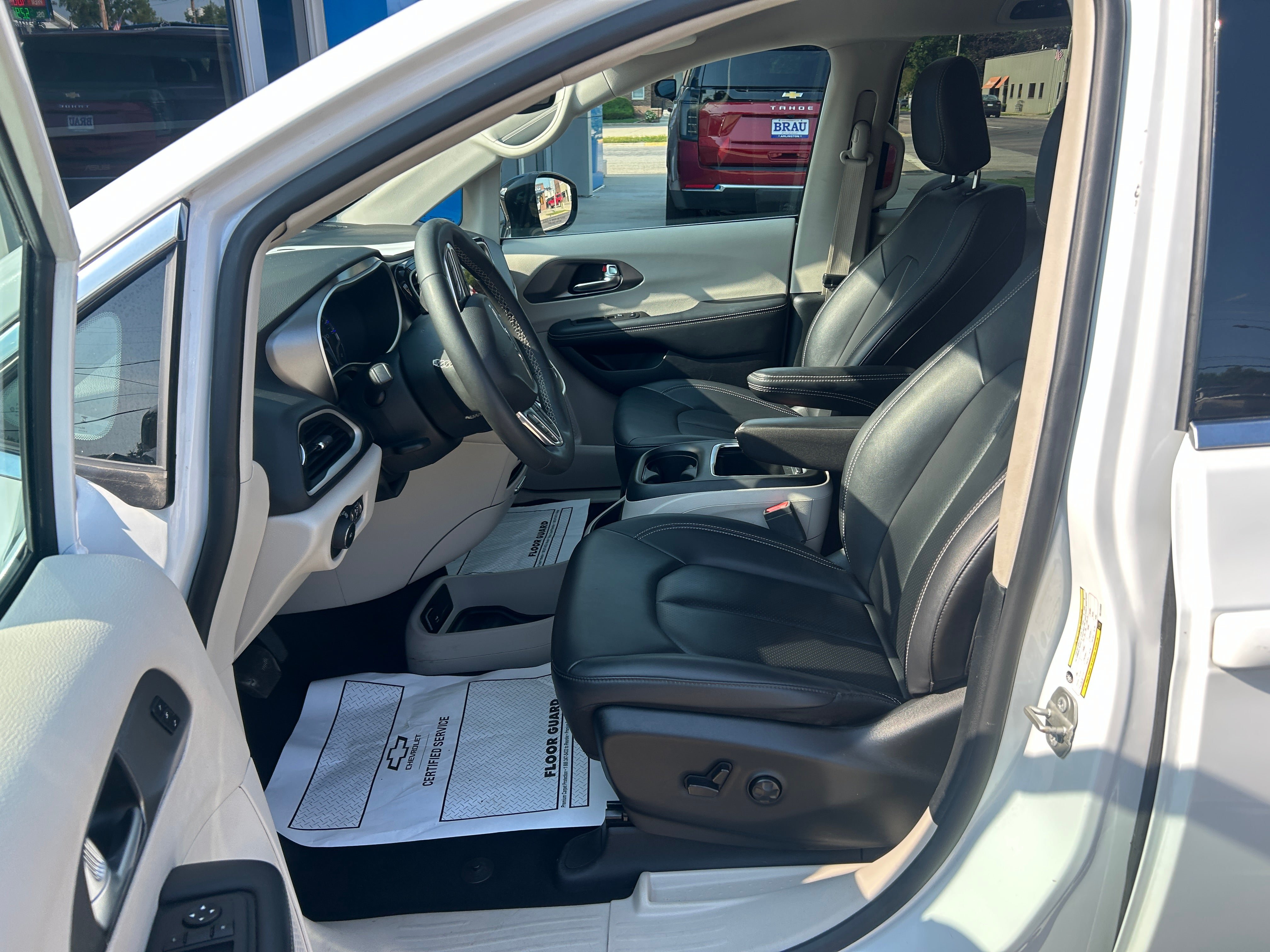 Used 2024 Chrysler Pacifica Touring-L FWD image 16