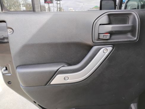 Used 2016 Jeep Wrangler Unlimited Sahara AWD/4WD image 14