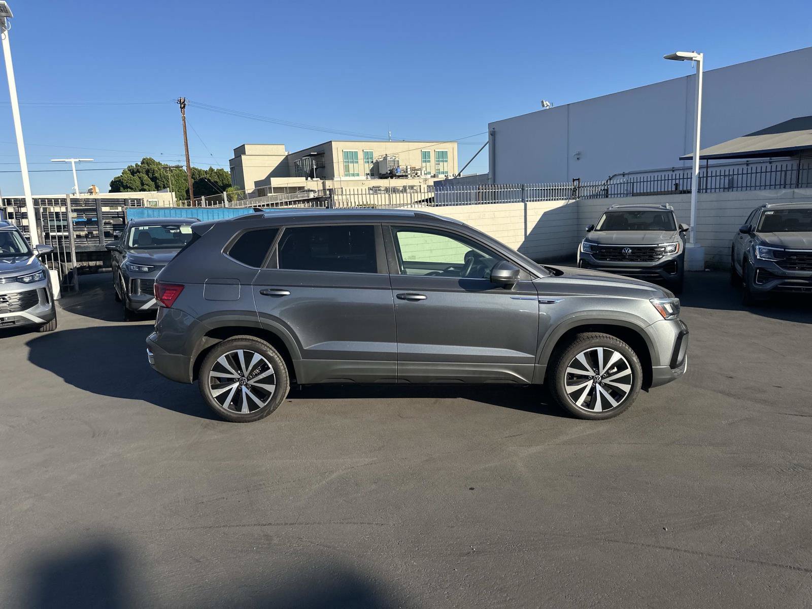 Certified 2023 Volkswagen Taos SE FWD image 3