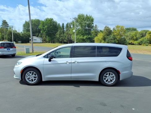 Used 2024 Chrysler Pacifica Touring-L FWD image 2