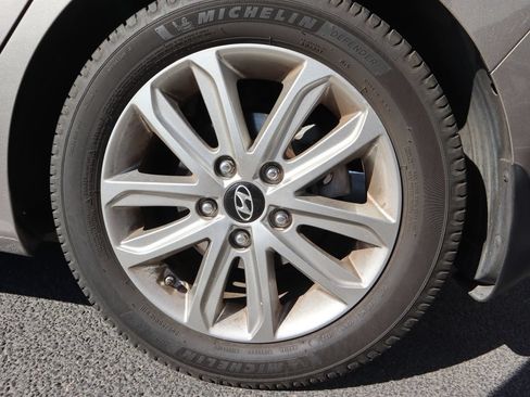 Used 2015 Hyundai Elantra SE w/ Option Group 03 FWD image 17