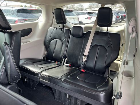 Used 2024 Chrysler Pacifica Limited FWD image 30