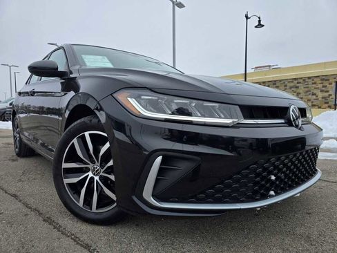 Used 2025 Volkswagen Jetta SE image 31