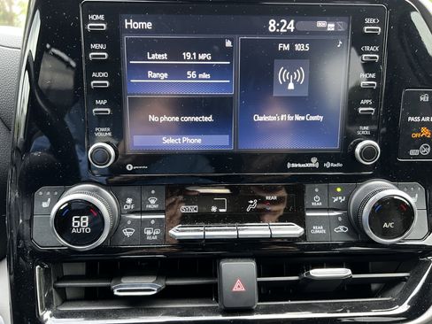 Used 2021 Toyota Highlander XLE AWD/4WD image 23