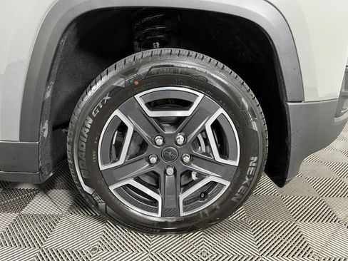 Used 2026 Jeep Cherokee Laredo AWD/4WD image 11