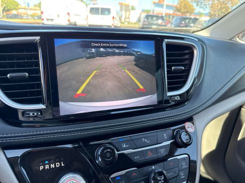 Used 2024 Chrysler Pacifica Limited FWD image 32