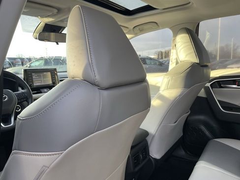 Used 2021 Toyota RAV4 XLE Premium image 25