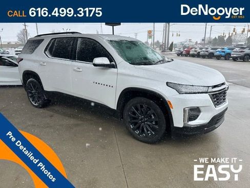 Used 2023 Chevrolet Traverse RS image 3