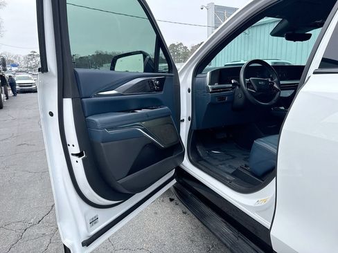 Used 2025 Cadillac Escalade IQ Luxury 2 AWD/4WD image 13