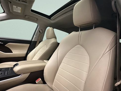 Used 2020 Toyota Highlander XLE AWD/4WD image 12