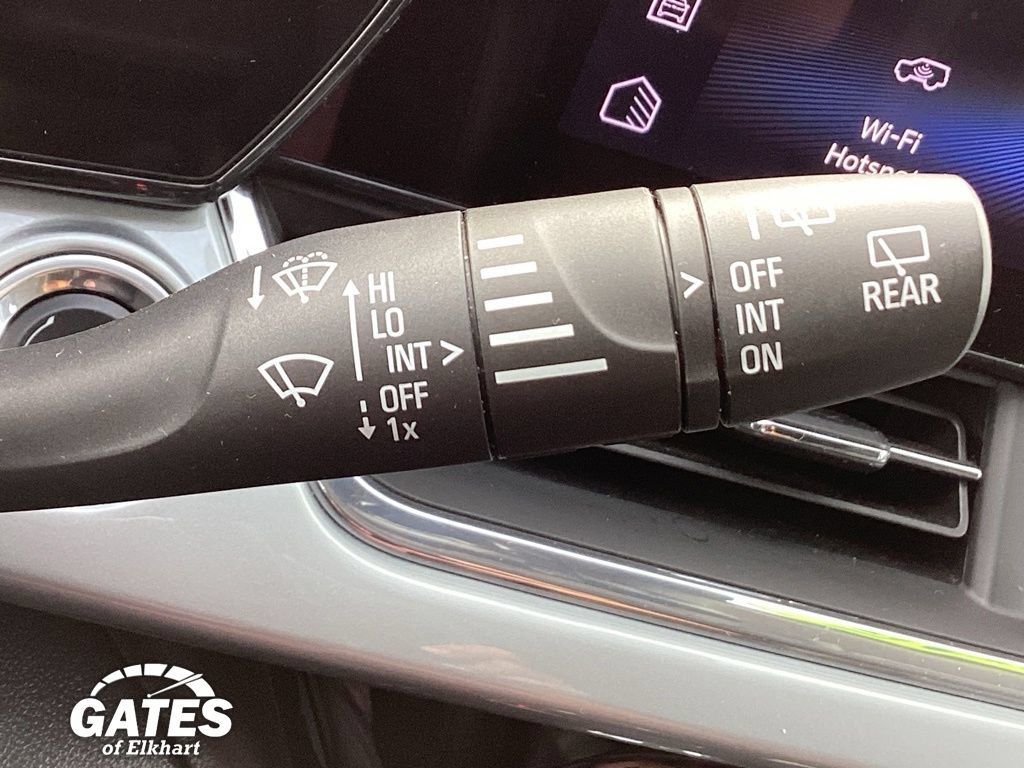 Used 2025 Chevrolet Trax LT w/ LT Convenience Package FWD image 30
