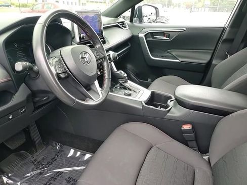 Used 2023 Toyota RAV4 SE image 9