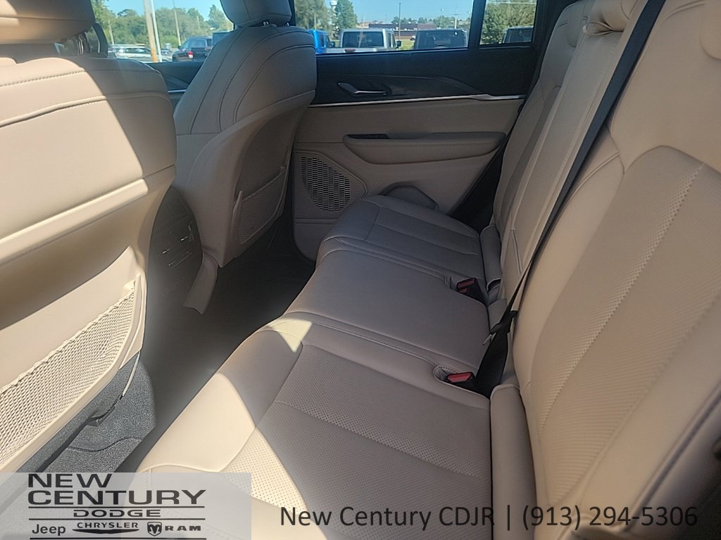 Used 2025 Jeep Grand Cherokee Limited w/ Luxury Tech Group II AWD/4WD image 19