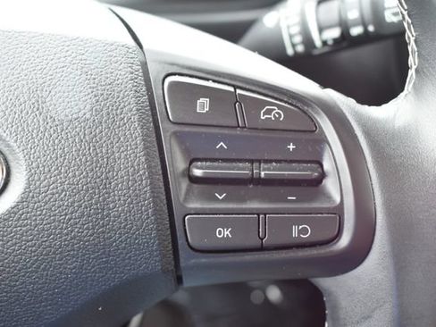 Used 2025 Hyundai Venue Limited FWD image 17