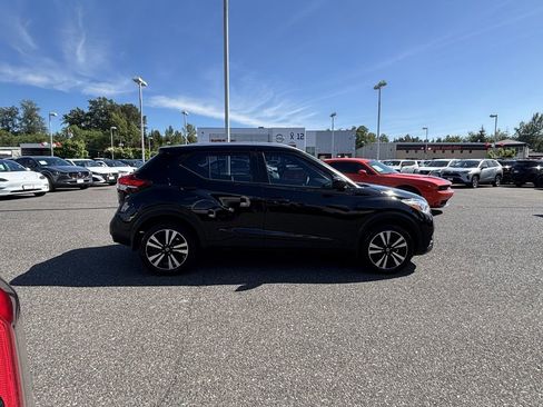 Used 2018 Nissan Kicks SV FWD image 8