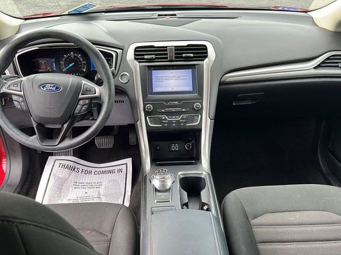 Used 2019 Ford Fusion SE FWD image 2