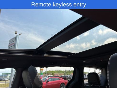 Used 2025 Chrysler Pacifica Limited w/ Uconnect Theater Family Group FWD image 9