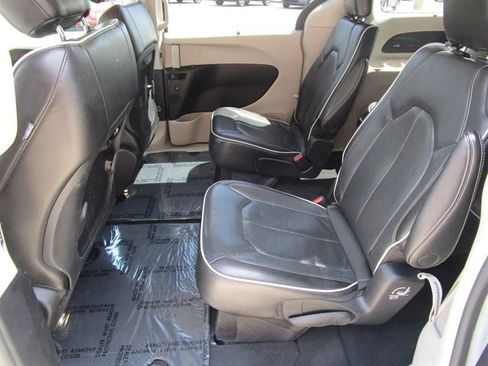 Used 2022 Chrysler Pacifica Limited FWD image 12