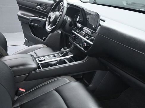 Used 2025 Nissan Pathfinder SL AWD/4WD image 44