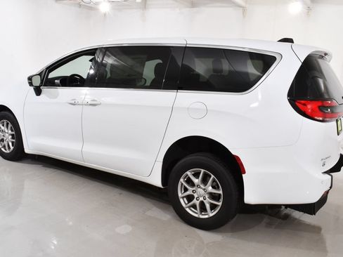 Used 2026 Chrysler Pacifica Select FWD image 16