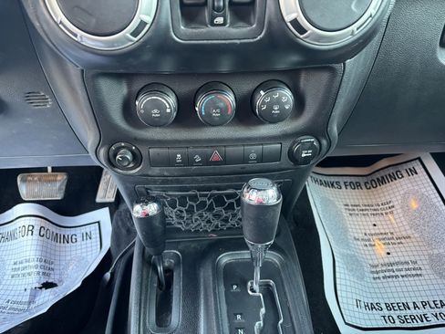 Used 2018 Jeep Wrangler Unlimited Rubicon w/ Connectivity Group image 16