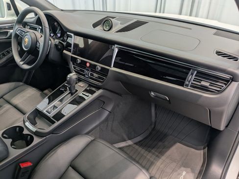 Used 2025 Porsche Macan image 25