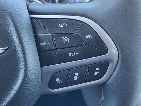Used 2024 Chrysler Pacifica Touring-L FWD image 13