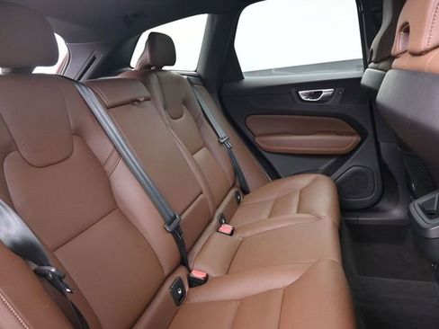 Used 2023 Volvo XC60 B5 Plus image 32