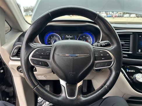 Used 2018 Chrysler Pacifica Touring-L image 15