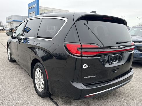 Used 2023 Chrysler Pacifica Touring-L image 6