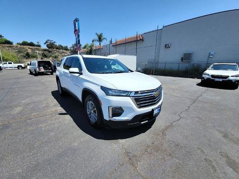 Used 2023 Chevrolet Traverse LT FWD image 2