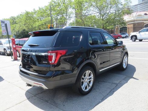 Used 2017 Ford Explorer XLT w/ Equipment Group 202A AWD/4WD image 4