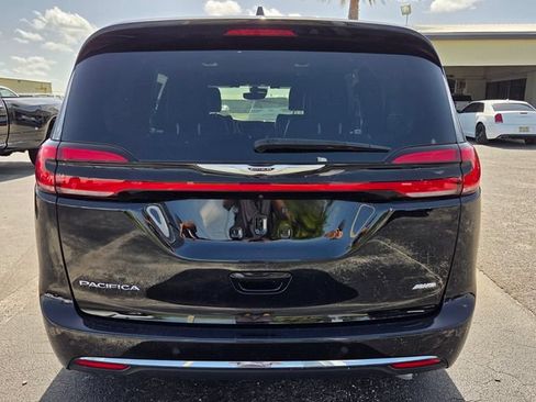 Used 2025 Chrysler Pacifica Select AWD/4WD image 6
