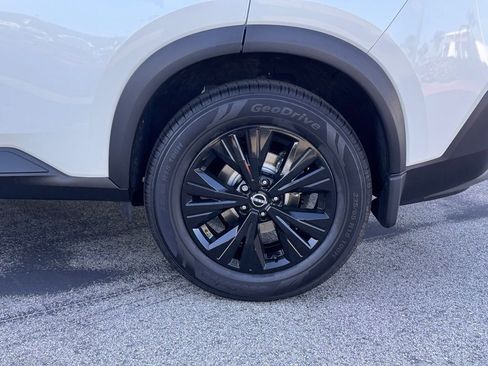 Certified 2023 Nissan Rogue SV FWD image 10