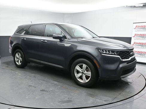 Used 2023 Kia Sorento LX image 2