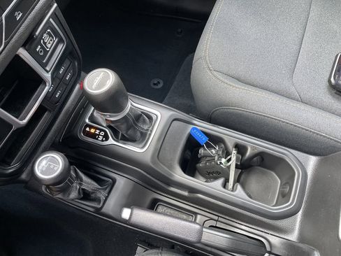 Used 2024 Jeep Gladiator Sport AWD/4WD image 21