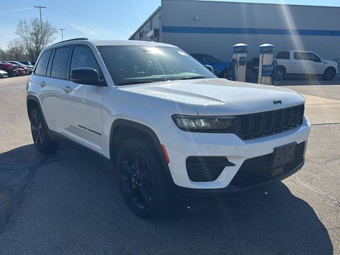 Used 2023 Jeep Grand Cherokee Altitude AWD/4WD image 7