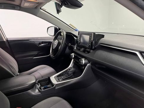 Used 2021 Toyota RAV4 XLE w/ Convenience Package FWD image 11