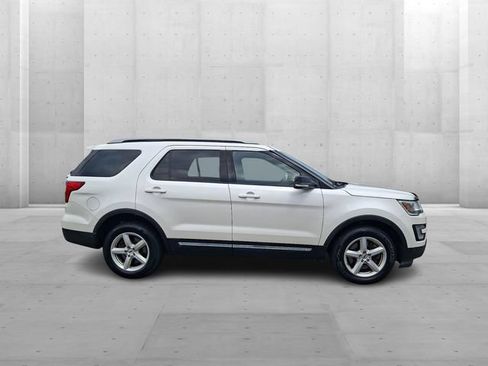 Used 2017 Ford Explorer XLT w/ Equipment Group 202A AWD/4WD image 7