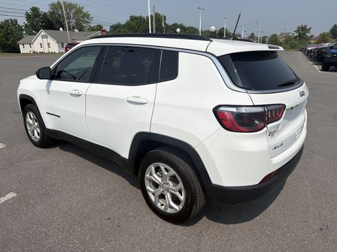 Used 2024 Jeep Compass Latitude AWD/4WD image 6