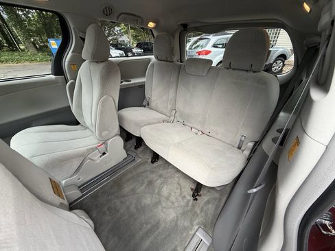 Used 2011 Toyota Sienna LE image 17