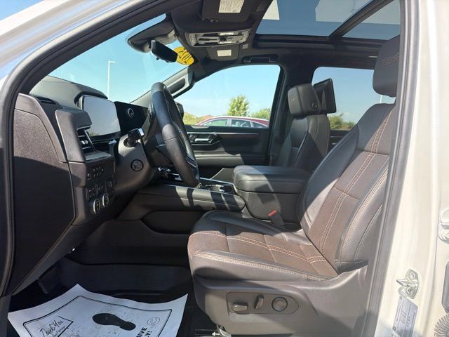 Used 2025 Chevrolet Suburban High Country AWD/4WD image 18