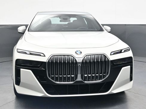 Used 2024 BMW 740i xDrive AWD/4WD image 9