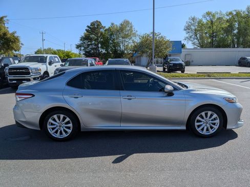 Used 2018 Toyota Camry LE image 2
