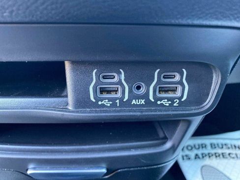 Used 2025 Chrysler Pacifica Select FWD image 12