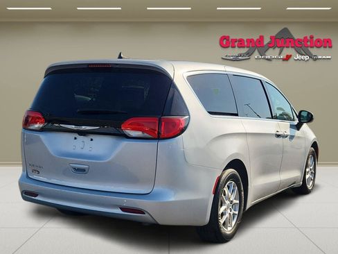 Used 2023 Chrysler Voyager LX FWD image 4
