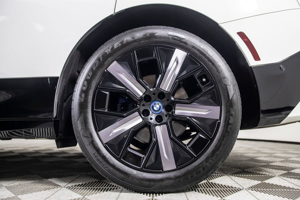 Used 2024 BMW iX xDrive50 w/ Sport Package AWD/4WD image 38