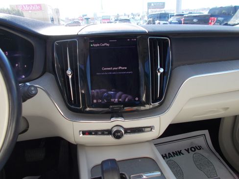 Used 2023 Volvo XC60 B5 Plus image 15